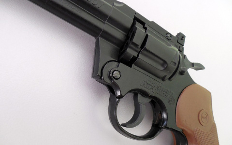 Житель Пензенской области угрожал на почте пистолетом