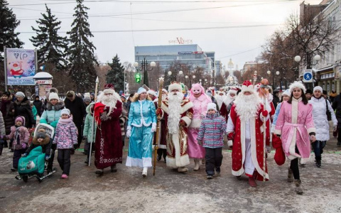 Деды Морозы гуляли с толпой горожан по улице Московской