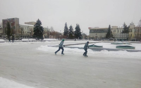 Первые "фигуристы" на Фонтанной площади: прокат коньков открылся