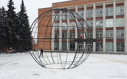 Елочный шар высотой 6 с половиной метров зажгут у Дома молодежи