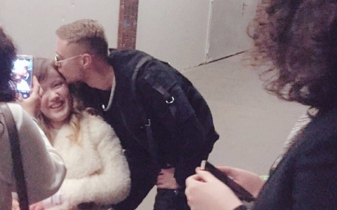 Пензенец Егор Крид осчастливил поклонницу на инвалидной коляске