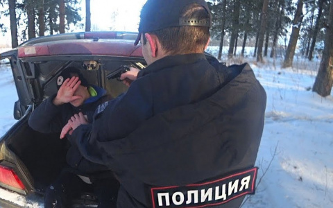 Мужчина пытался незаконно попасть в Заречный ловким способом