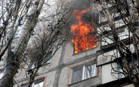 В пожаре на проспекте Строителей пострадал человек