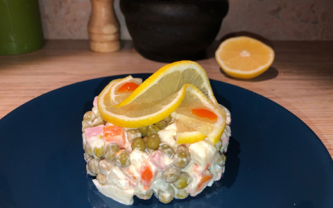 Авокадо, кальмары, тунец: пензенцы открыли секреты новых салатов "Оливье"