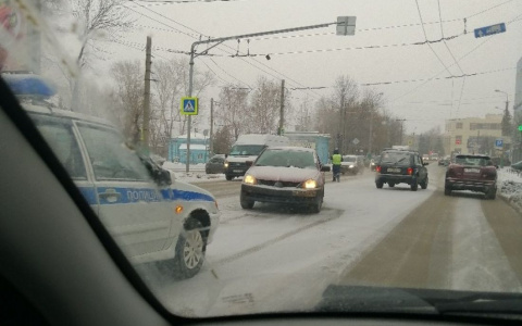 В Пензе автомобиль сбил девушку прямо на переходе