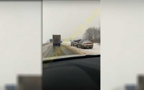 На трассе под Пензой фура выбила с дороги легковушку и слетела на обочину