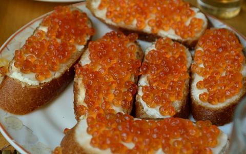 Роспотребнадзор учит пензенцев осторожно выбирать красную икру