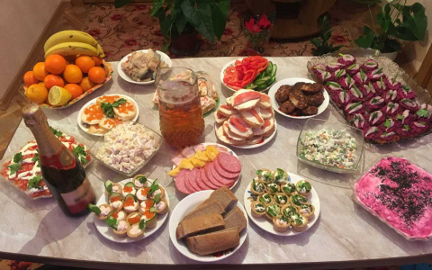 Пять продуктов с новогоднего стола, которые грозят сильнейшим отравлением