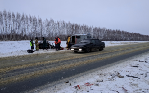 Спасатели извлекли из смятой машины водителя, погибшего под Пензой
