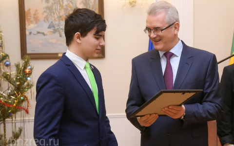 Иван Белозерцев наградил победителей олимпиад школьников и учителей