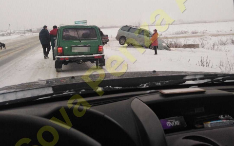 В Пензенской области машина после ДТП повисла над оврагом