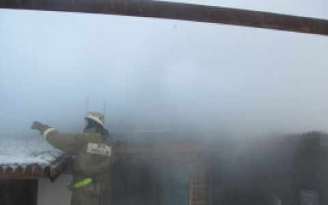 В Первомайском районе пожарные потушили горящую баню