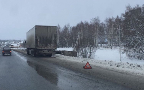 В Мокшанском районе на трассе перевернулась фура