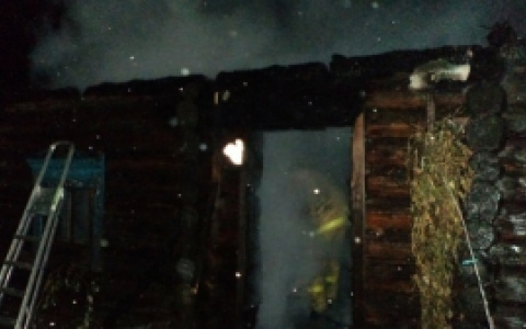 В Монтажном утром полностью сгорела срубовая баня