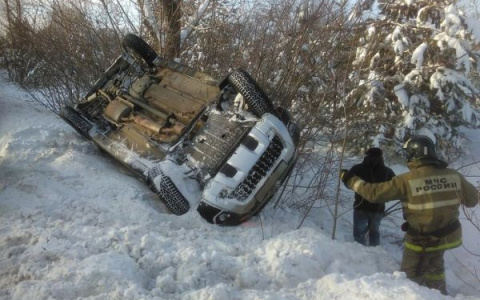 В Пензенской области автомобиль слетел с дороги и приземлился на крышу