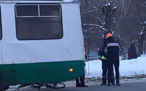 Троллейбус сбил велосипедиста на Карпинского - соцсети