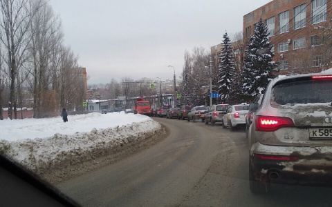 На улице Захарова в Пензе из-за тройного ДТП образовалась пробка