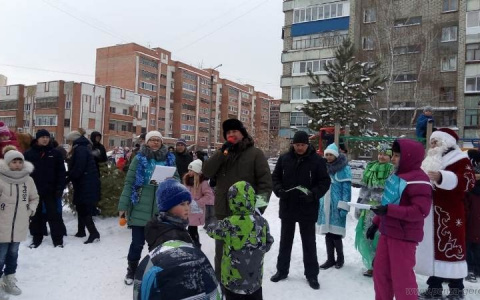 Прощание с елкой в Пензе: приносил хвойное дерево - получал сладкий приз