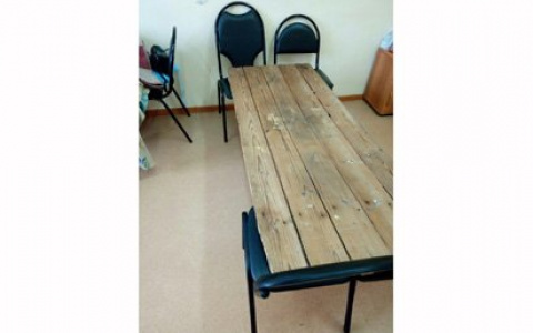 Пациентов в Кузнецкой больнице укладывают на кровати из стульев и досок