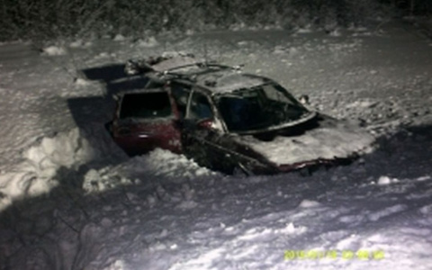 В Кузнецком районе "ВАЗ" вылетел на обочину и завяз в снегу, пострадал человек