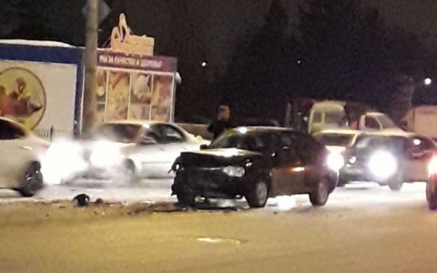 В Пензе "Яндекс. Такси" разворотило колесо иномарке