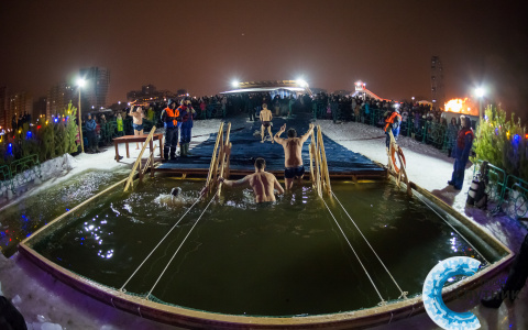В Спутнике на Крещение купание в проруби продолжалось несколько часов