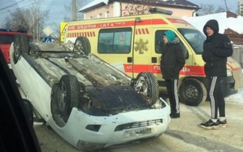 В Пензе перевернувшийся автомобиль пролежал на крыше около двух часов
