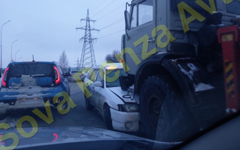 В Пензе легковушка залетела под колеса грузовика