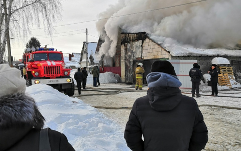 Огонь охватил здания на улице Красноярской в Пензе
