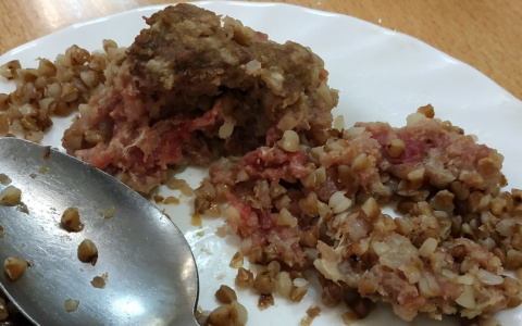 Сырая котлета и недоваренная гречка: пензенцы возмущены качеством обеда в одной из школ