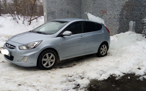 «Дар» свыше: в Пензе глыба льда придавила Hyundai Solaris