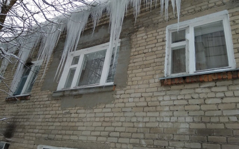 Жители Пензы в ужасе от сосулек, свисающих с крыш