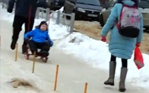 Пензенцы бьют тревогу: школьники, гололед и железные штыри - видео