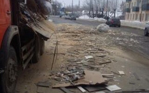 В Пензе на дорогу высыпались стекло и строительный мусор