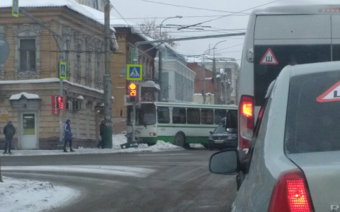 В центре Пензы пассажирский автобус вынесло на тротуар: Фото