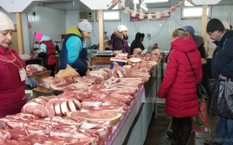 В Пензе мэр города узнал сколько стоит молоко, мясо и овощи от местных фермеров