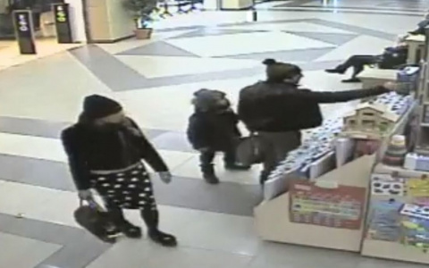 «Вот это воспитание!» Пензенцы с ребенком украли игрушку в супермаркете. ВИДЕО