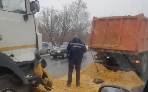На въезде в Пензу столкнулись два грузовика с песком: фото читателя