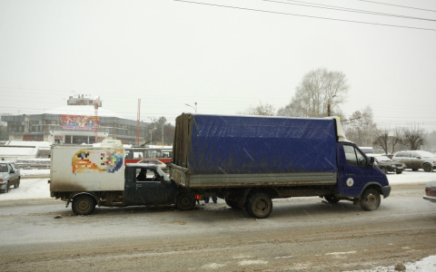 В Пензенской области в аварии с фурой разворотило легковушку