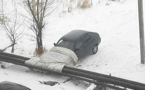 Фотоновость: в Пензе автомобиль брезентом примотали к теплотрассе