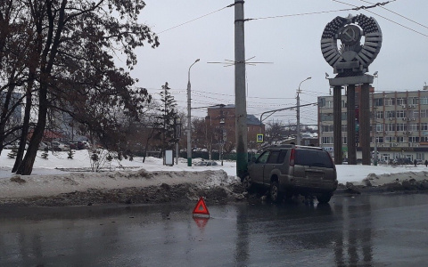В Пензе внедорожник влетел в бетонный столб