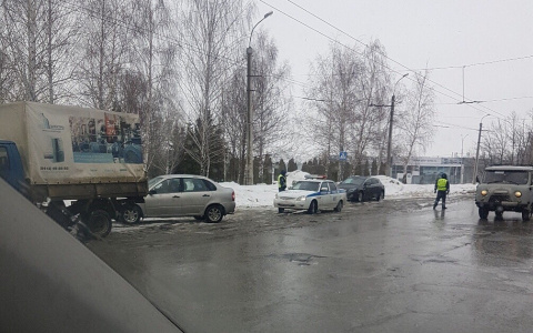 В Пензе легковушка залетела под грузовик