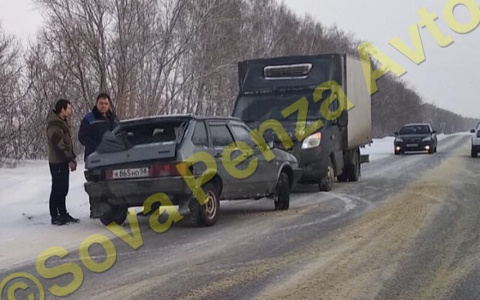 Под Пензой газель и "девятка" столкнулись лоб в лоб