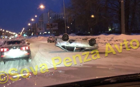 В Пензе автомобиль такси перевернулся на крышу