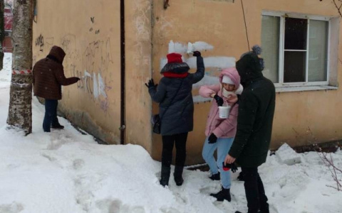 На зданиях в Пензе замазали запрещенные надписи