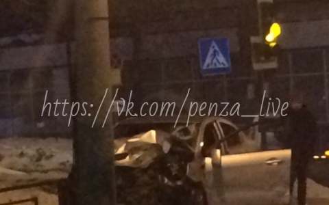 На улице Кирова легковушка вмялась в столб, водитель в больнице