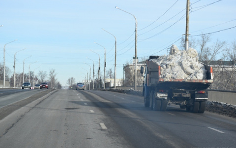В Пензе вывозят снег со дворов и чистят переходы ото льда