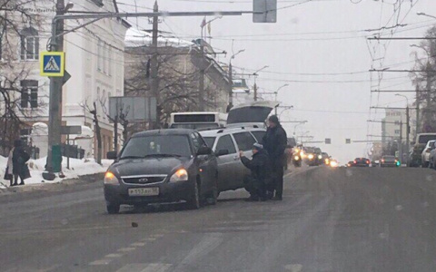 В Пензе ВАЗ "поцеловал" багажник "Лады Приоры"