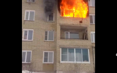 В Кузнецком районе горит квартира в Ясной поляне: Видео