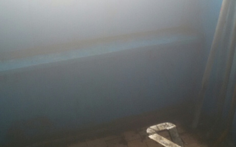 "Трубы парят": жители пензенской многоэтажки изнемогают от повышенной влажности и тумана в подъезде